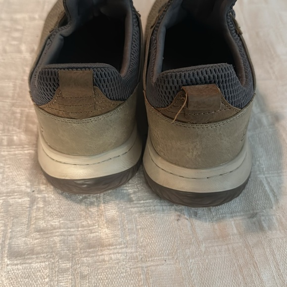 Skechers classic fit air cooled with memory foam. Size 10.5 US - Picture 7 of 7